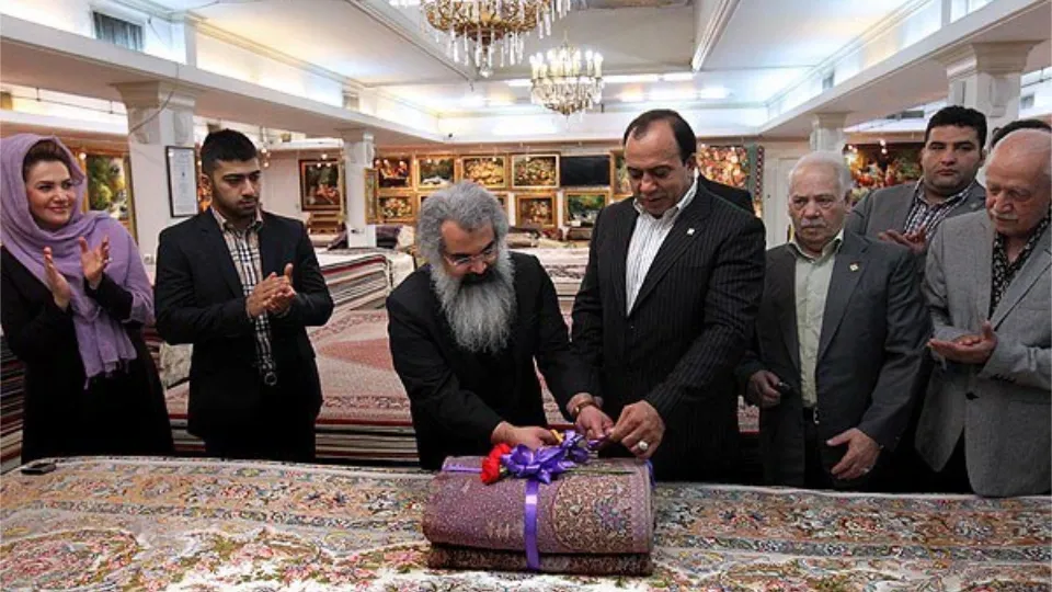 تصویری از احد عظیم زاده : سرمایه دار و تاجر در حوزه فرش